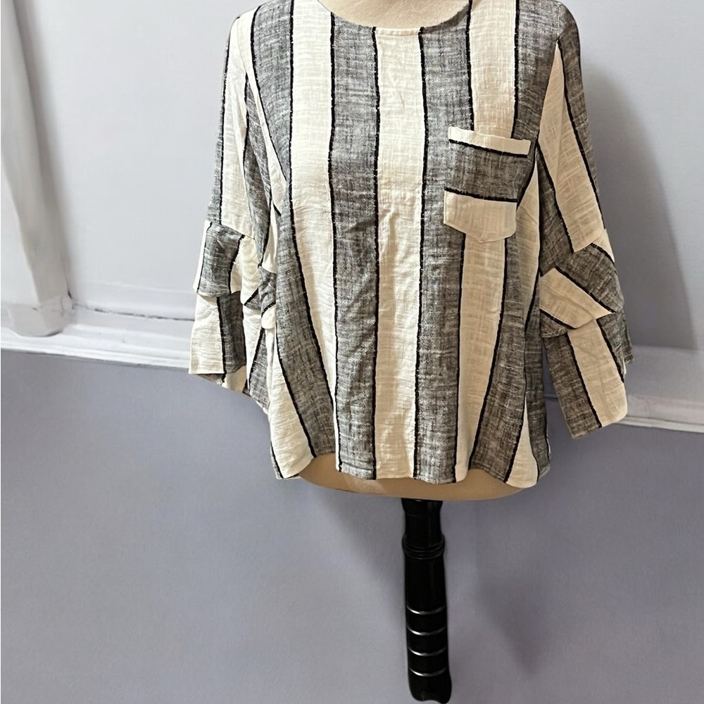 URBAN Romantics Gray & Cream Ruffled Sleeve Boxy Blouse